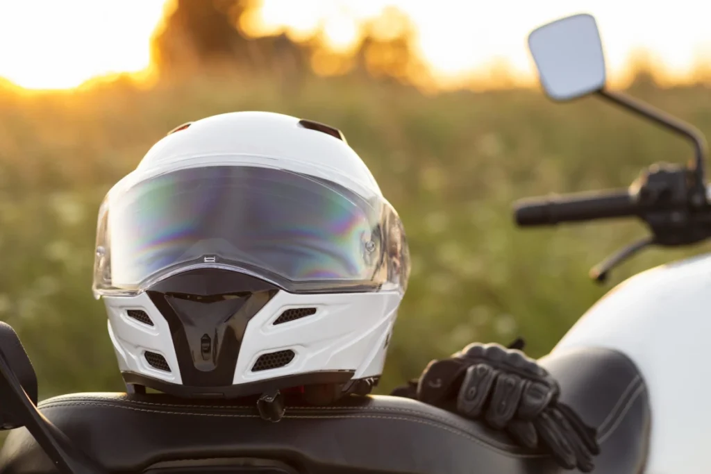 biały kask motocyklowy